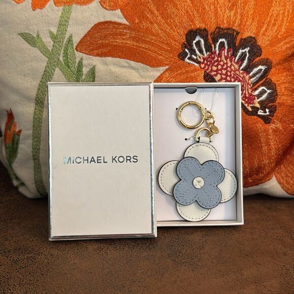 MICHAL KORS CLOVER BAG CHARM KEYCHAIN PURSE FOB LEATHER WHITE BLUE GOLD NWT BOX - Picture 3 of 12